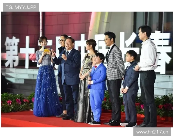 仲满出门随性像邻家大哥，回家那客厅像在办颁奖礼，刷到我直接贫穷感上线